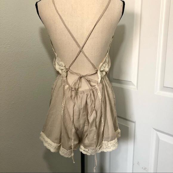 In The Beginning Romper Beige Crisscross Back Sz M - Picture 2 of 10